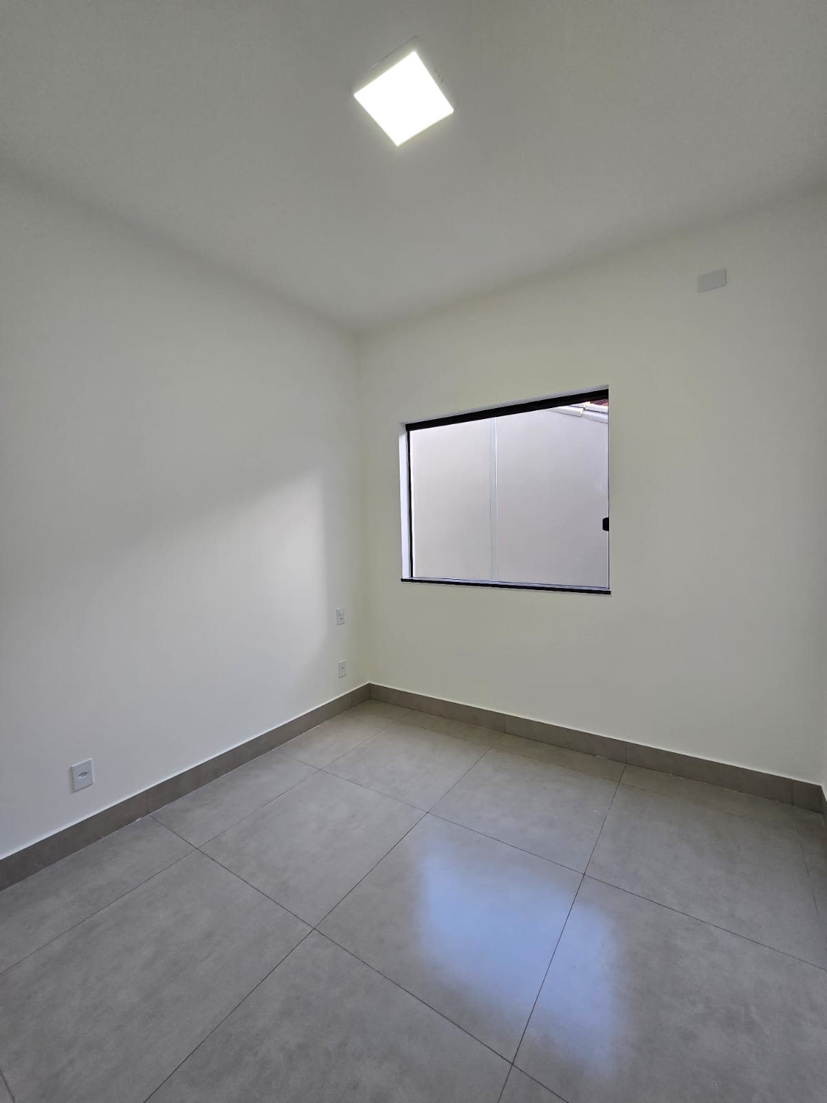 CASA NOVA COM TRÊS QUARTOS NO BAIRRO VALE DAS PALMEIRAS 